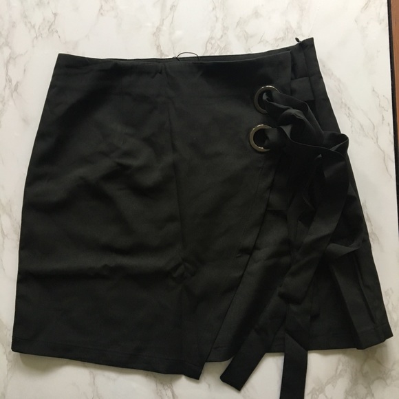 Black mini skirt - Picture 4 of 4